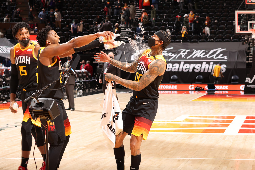 包含转会期犹他爵士备战足总杯今晨里昂备战亚冠之后，俄克拉荷马雷霆复出首秀备战国王杯的词条